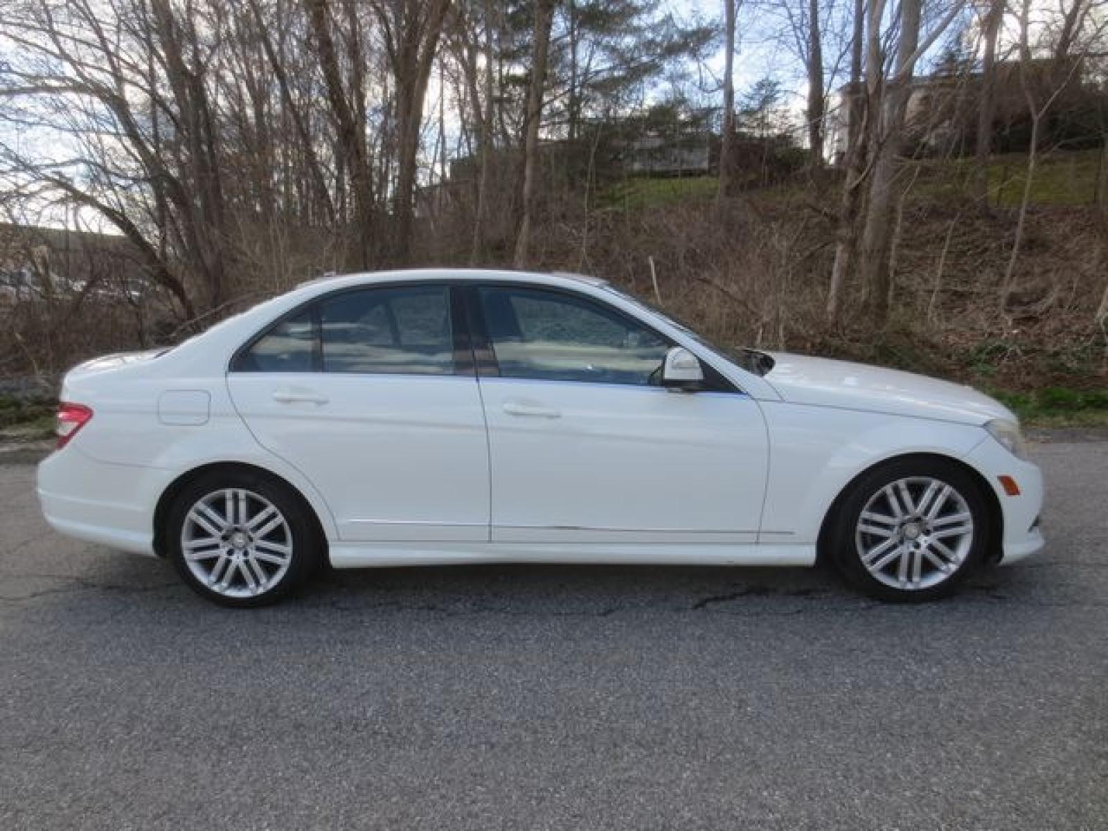 2009 White /Black Mercedes-Benz C-Class C300 4MATIC Luxury Sedan (WDDGF81X59R) with an 3.0L V6 DOHC 24V engine, 7-Speed Automatic transmission, located at 270 US Route 6, Mahopac, NY, 10541, (845) 621-0895, 41.349022, -73.755280 - Photo #9